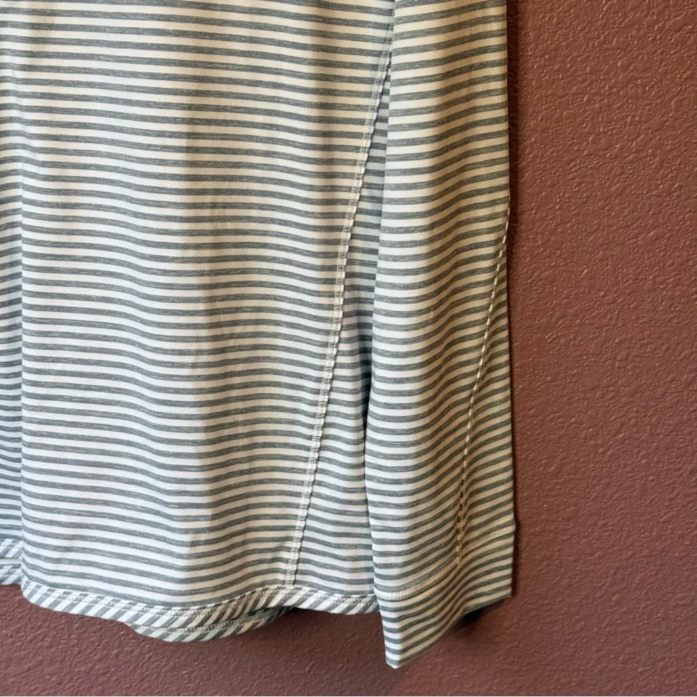 Vineyard Vines Women’s Medium Gray and White Striped Quarter-Zip - Picture 3 of 7
